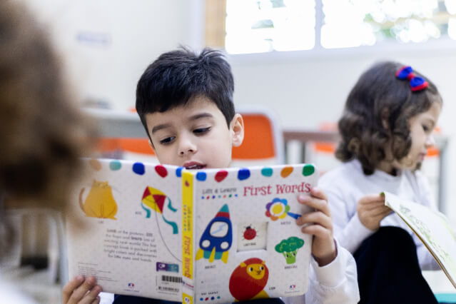 Aluno da Escola AB Sabin lendo em inglês