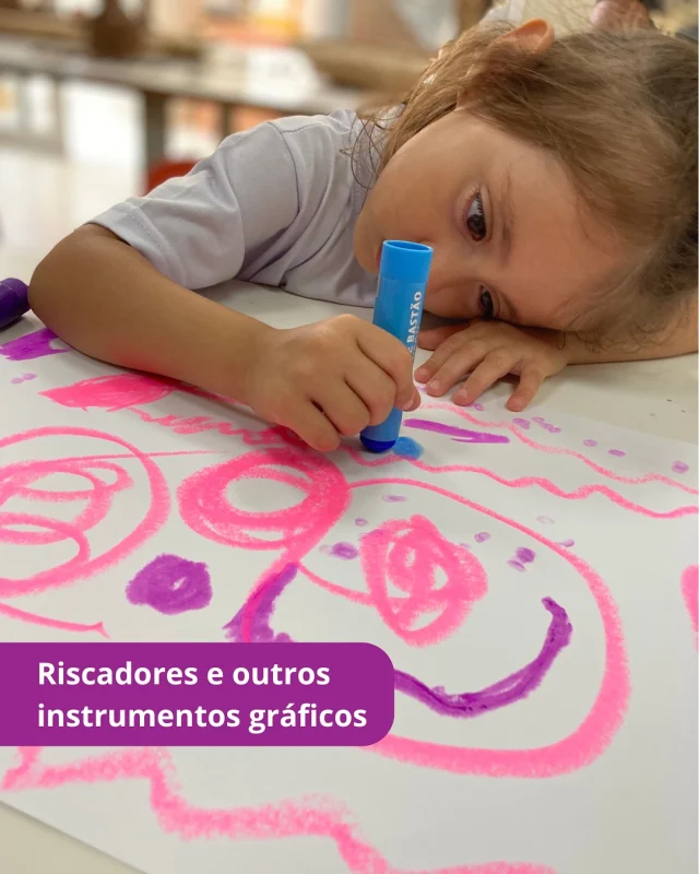 O universo do grafismo deve ocupar um espaço destacado no currículo das infâncias. Rabiscar e desenhar são etapas fundamentais que antecedem e fortalecem o aprendizado da escrita, além de constituírem uma linguagem própria. Para ampliar as possibilidades expressivas, as habilidades manuais e incentivar a criação autoral, oferecemos uma variedade de instrumentos gráficos, como lápis, giz, canetas e canetinhas de diferentes pontas e espessuras, barrinhas de carvão e grafite, além de materiais não convencionais, como galhos, pincéis de folhas, rodinhos, rolos, lascas de argila e, claro, o primeiro e mais importante riscador: os dedos! Confira.